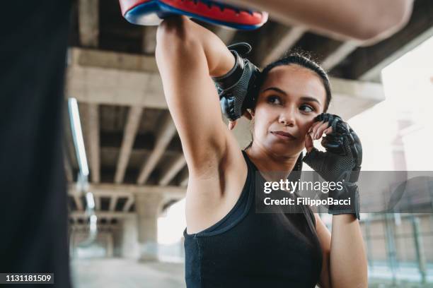 luchadores de muay thai entrenando juntos - hold wrists fotografías e imágenes de stock