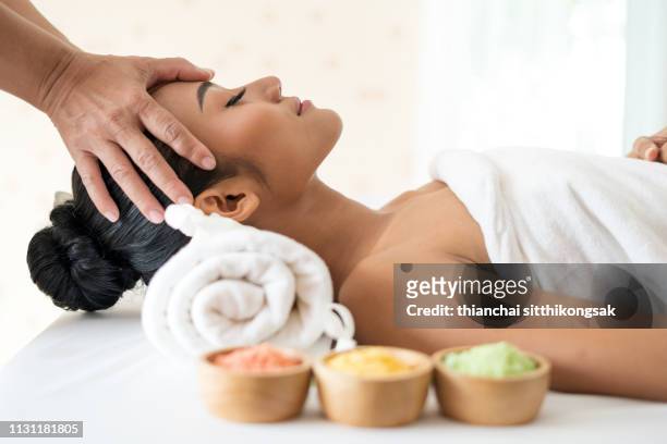 head massage - trattamento di benessere foto e immagini stock