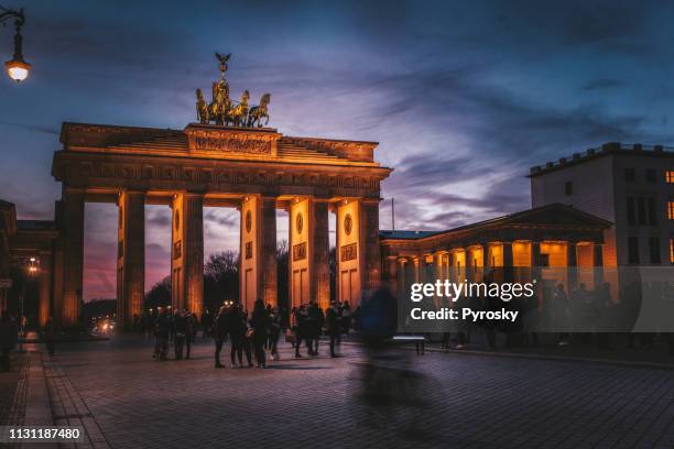sunset behind the brandenburger tor - porta de brandemburgo imagens e fotografias de stock
