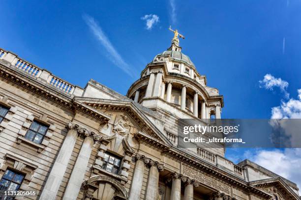 lady justice on top of old bailey the central criminal court of england and wales in london - palácio de justiça imagens e fotografias de stock