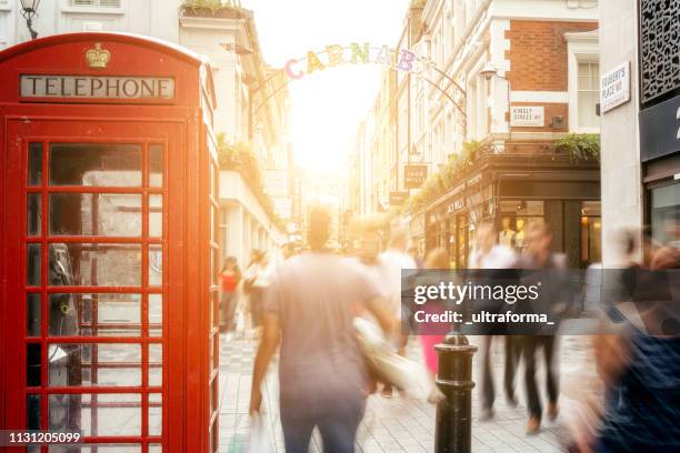 personas desenfocadas caminando en el distrito comercial de carnaby en londres - soho london fotografías e imágenes de stock