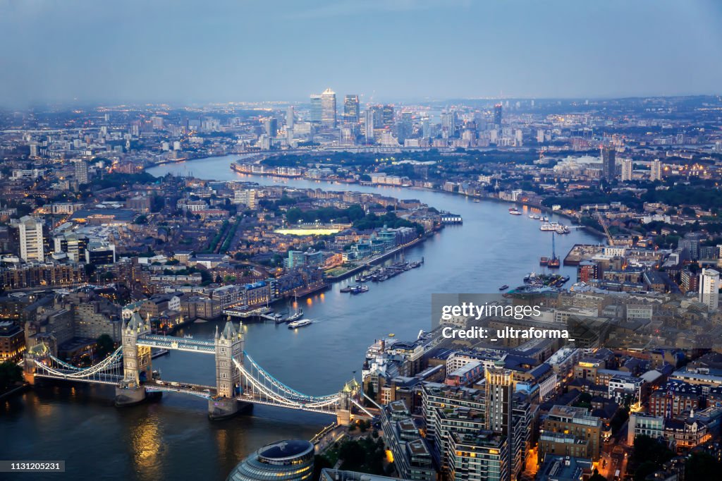 Luftaufnahme der Tower Bridge und der Skyline Canary Wharf bei Nacht