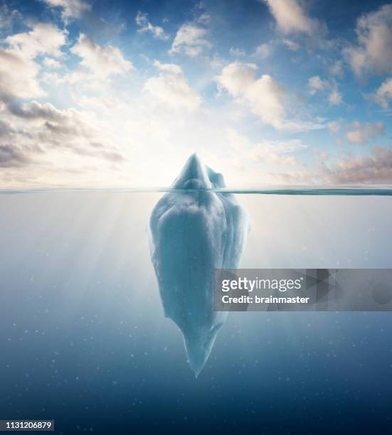 iceberg che galleggia sul mare - ice berg foto e immagini stock
