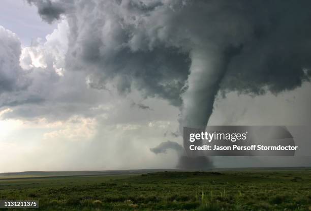 this tornado demonstrates "barber poling": the rotational bands twisting around the tornado itself, campo, colorado, usa - meteo estremo foto e immagini stock