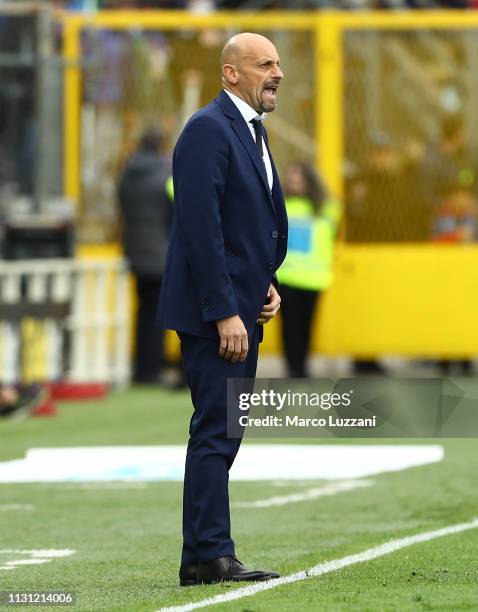 Chievo Verona coach Domenico Di Carlo shouts to his players during the Serie A match between Atalanta BC and Chievo at Stadio Atleti Azzurri d'Italia...