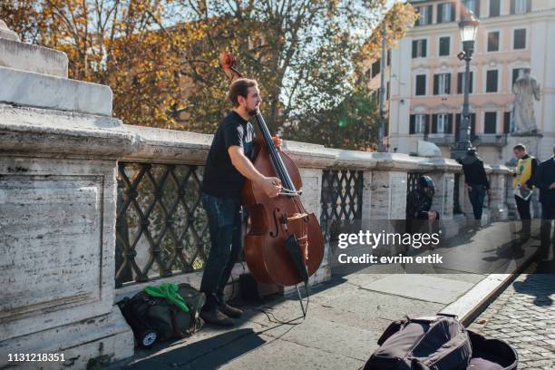 straßenmusiker spielen cello auf ponte castel sant ' angelo - straßenmaler stock-fotos und bilder