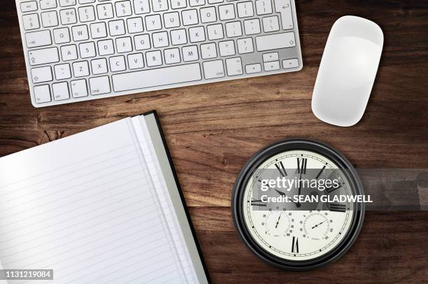 clock on desk at 10 o'clock - minutenwijzer stockfoto's en -beelden