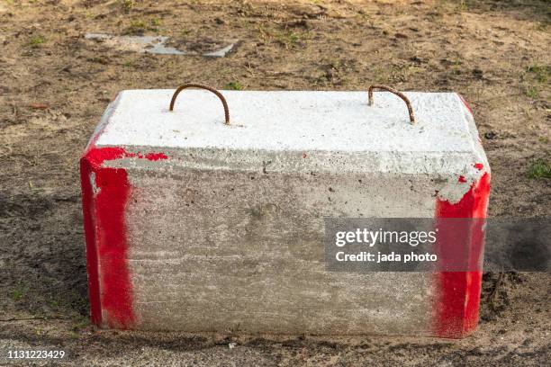 large solid concrete block shape with handles of wire steel - bloque de hormigón fotografías e imágenes de stock