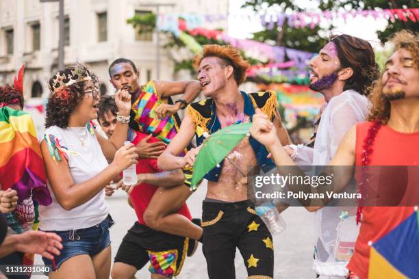 groupe d'amis dansant dans la rue - street party stock photos et images de collection