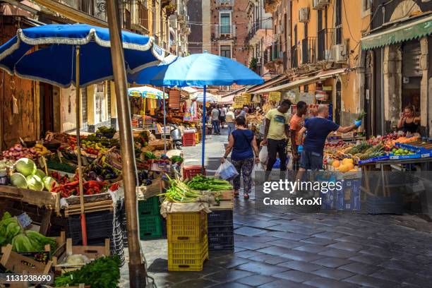 mercado en catania, sicilia - catania sicily fotografías e imágenes de stock
