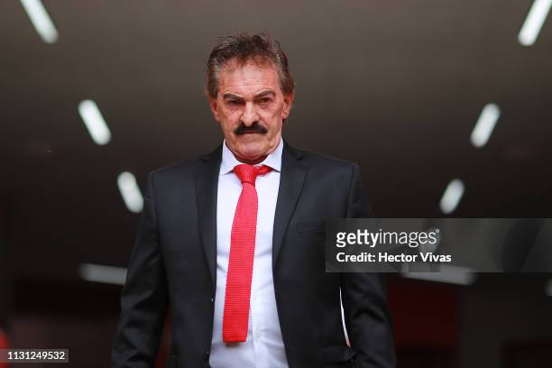Ricardo La Volpe Head Coach of Toluca looks on during the 11th round match between Toluca and Atlas as part of the Torneo Clausura 2019 Liga MX at...