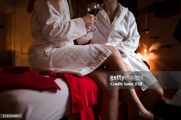 シャンパンとホテルでリラックスカップル - confort at hotel bedroom ストックフォトと画像