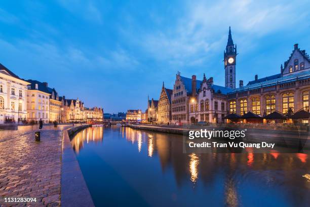 historical centre of bruges (brugge), belgium. bruges is distinguished by its canals, cobbled streets and medieval buildings - belgium canal stockfoto's en -beelden