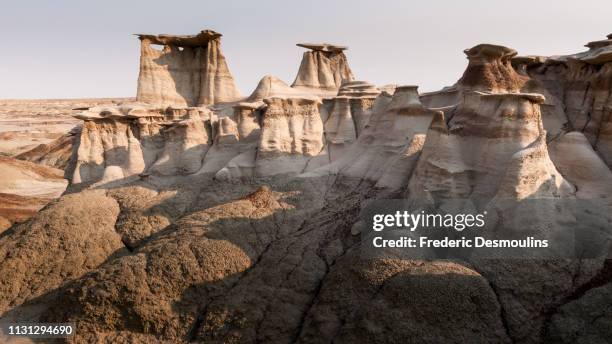 bisti/de-na-zin wilderness - scène non urbaine stock-fotos und bilder