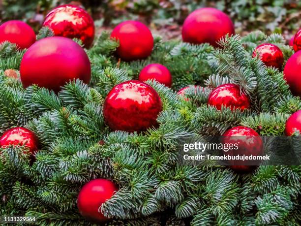 wreath with red balls - grüner hintergrund fotografías e imágenes de stock