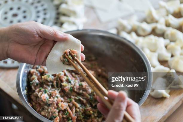 ravioli cinesi da cucina fatti in casa (huntun yuntun wonton) - gyoza foto e immagini stock