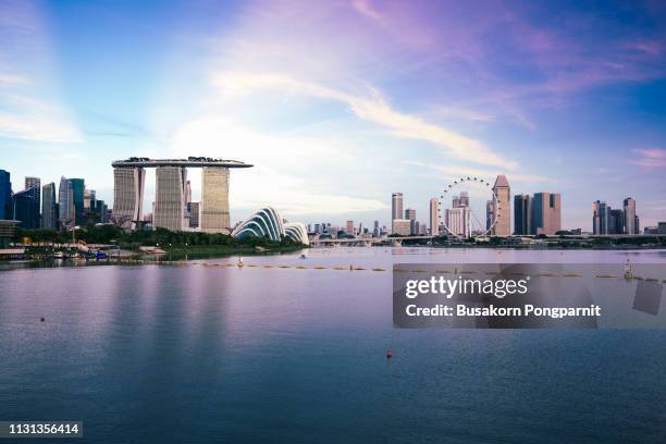 singapore skyline at sunset in singapore city - singapore financial district stock-fotos und bilder