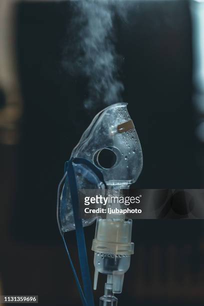medical nebulizer for the treatment of bronchitis - tanque de oxigénio imagens e fotografias de stock