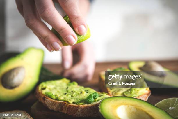 frische tomaten-und avocado-sandwich - avocado stock-fotos und bilder