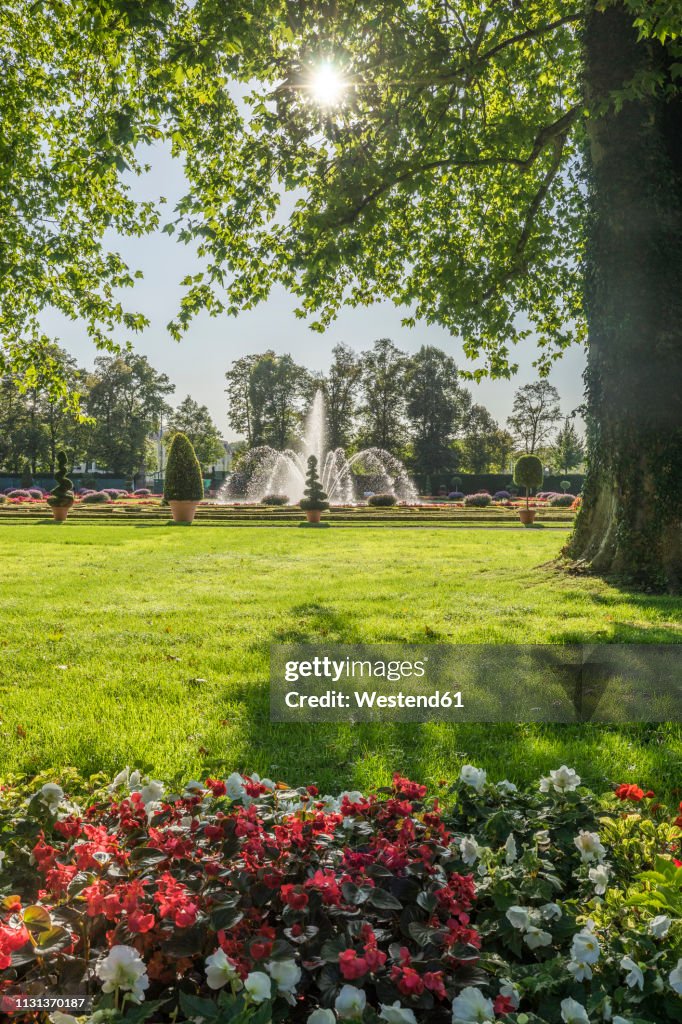 Germany, Baden-Wuerttemberg, Ludwigsburg, Ludwigsburg Palace, fountain in park