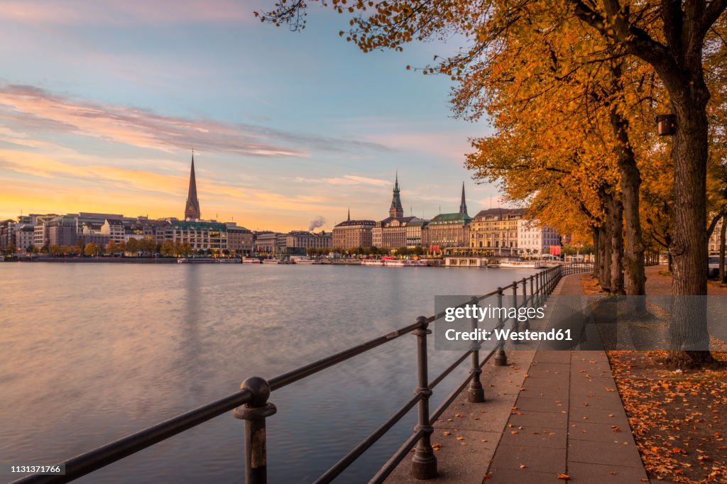 Germany, Hamburg, Binnenlster and city in autmn