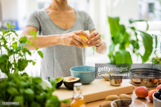 woman preparing healthy food in her kitchen - detox bildbanksfoton och bilder
