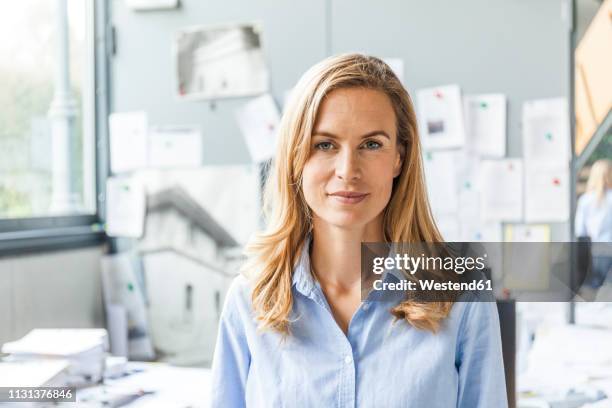 portrait of confident woman in office - ingeniero civil fotografías e imágenes de stock