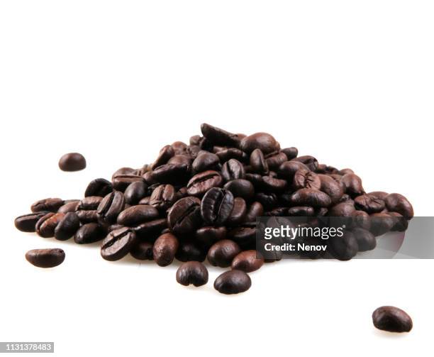 coffee beans isolated on white background - geroosterde koffieboon stockfoto's en -beelden