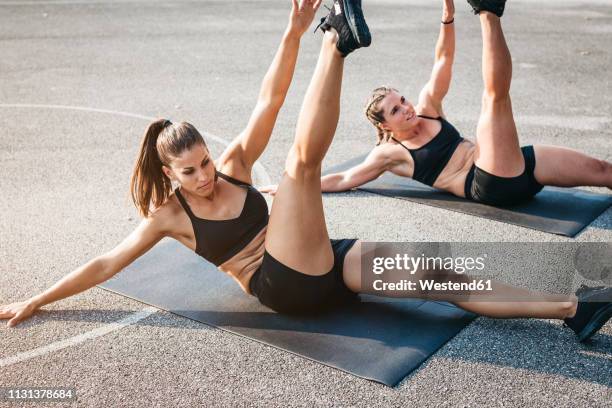 sportive woman doing situps - abs stock pictures, royalty-free photos & images