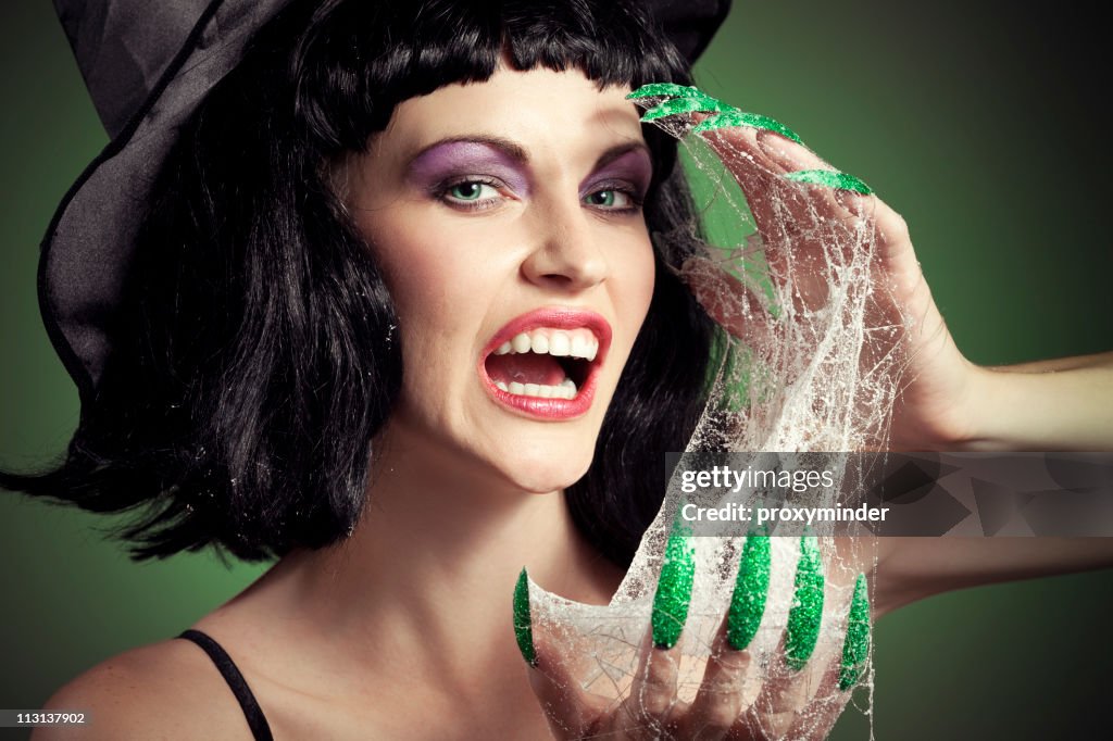 Dia das Bruxas mulher rosto Bruxa com seu verde Unhas