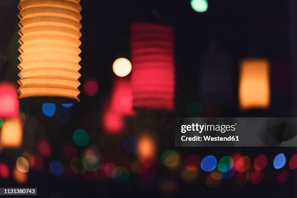 lampions at night - gartenparty stock-fotos und bilder