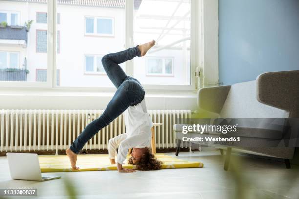 businesswoman practising yoga on the floor - computer training stockfoto's en -beelden