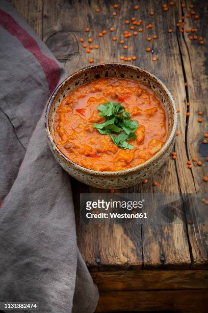 red lentil soup with paprika, ginger and coconut milk and coriander - dal stock-fotos und bilder