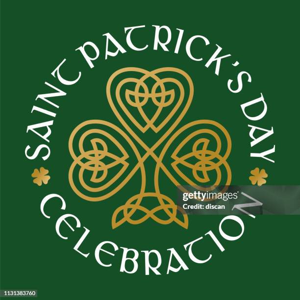 goldener shamrock. patrick tagessymbol auf dem grünen hintergrund. - keltischer stil stock-grafiken, -clipart, -cartoons und -symbole