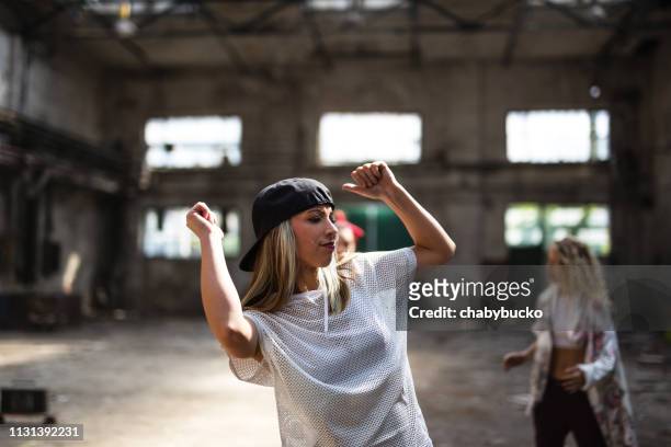 she is happy when she dance - rap band stock pictures, royalty-free photos & images