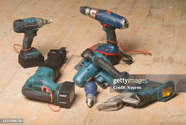 europe, uk, 2019: view of cordless power tools - electric drill, metal shears, torque wrench, circular metal cutting saw, reciprocating saw - elektrisches werkzeug stock-fotos und bilder