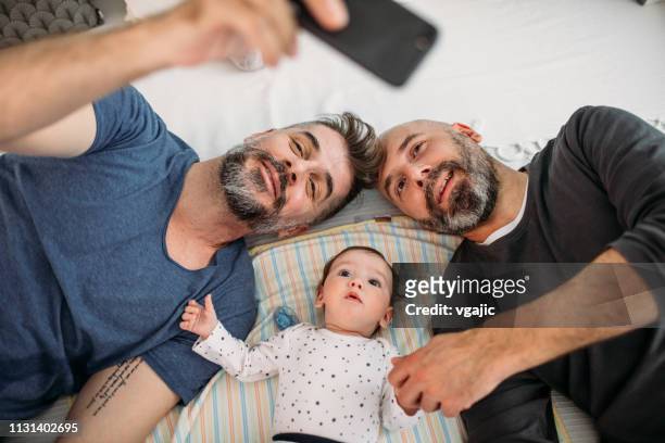 papas gay - affectionate stock photos et images de collection