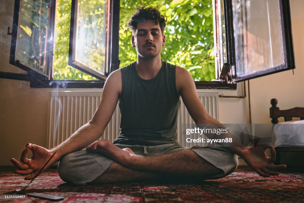 Man beoefenen van yoga thuis