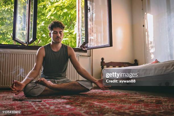 man beoefenen van yoga thuis - man doing yoga in the morning stockfoto's en -beelden