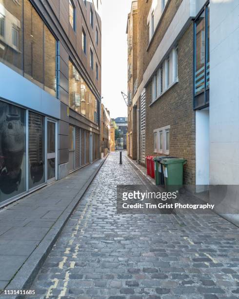 cobblestoned empty city alley, london - narrow stockfoto's en -beelden