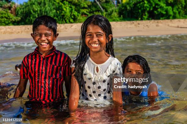 ビーチでポーズスリランカの子供, セイロン - sri lanka ストックフォトと画像