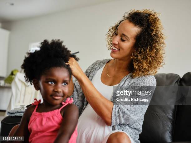 mama und tochter tun haare - hairdressers black woman stock-fotos und bilder