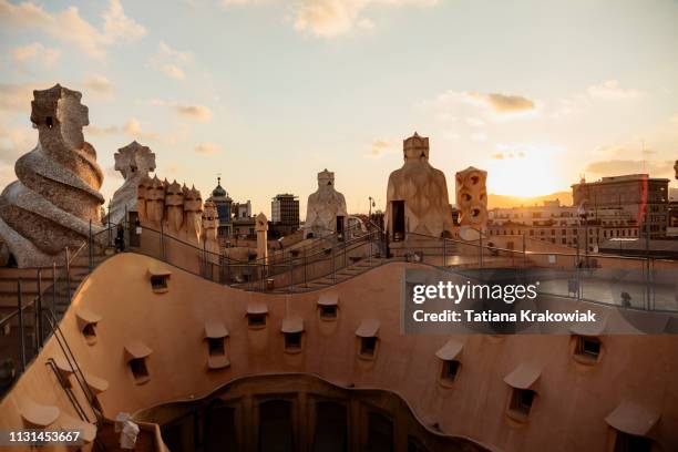 dekorative schornsteine auf einem dach der casa mila (la pedrera) bei sonnenuntergang. barcelona, spanien - casa milà stock-fotos und bilder