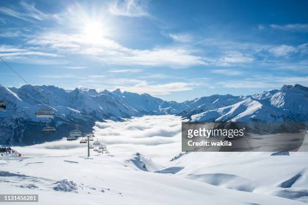 waterskiën bij zillertal-mountain snow panorama - tirol nebel stockfoto's en -beelden