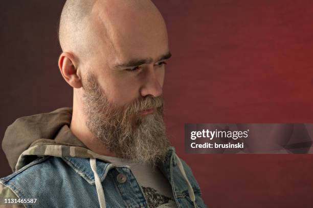 studio portret van een 35 jaar oude bebaarde man - 40 year old male face stockfoto's en -beelden