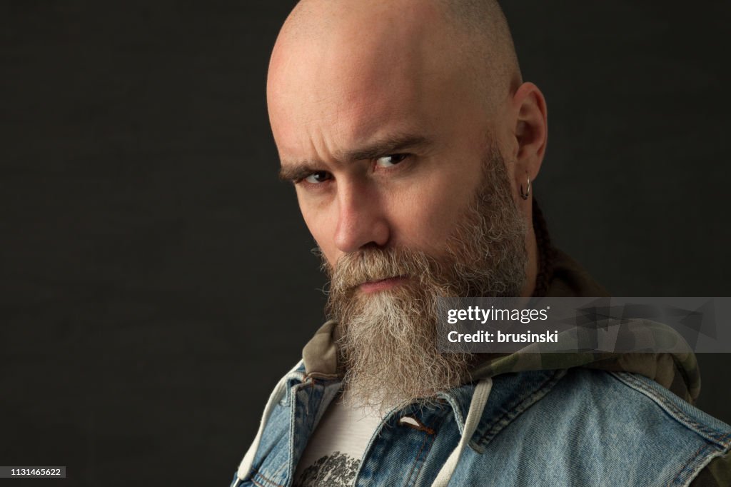 Studio portret van een 35 jaar oude bebaarde man