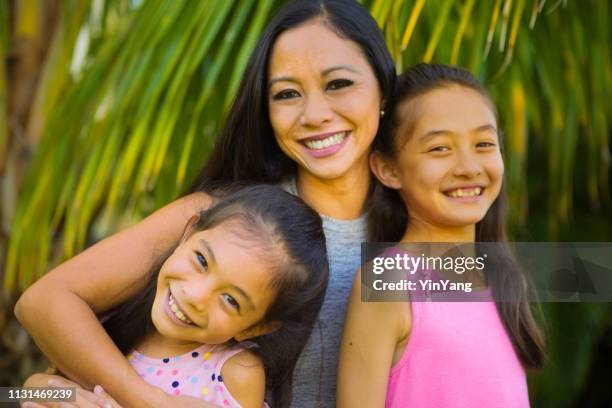 retrato de la familia hawaiana al aire libre con madre, dos adolescentes preadolescentes - polinesia fotografías e imágenes de stock