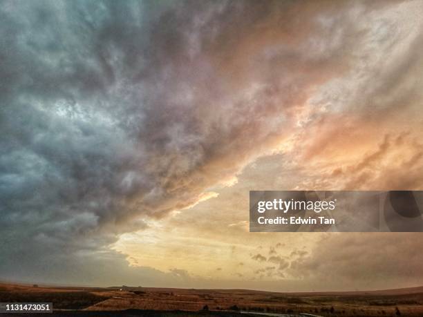 sonnenuntergang mit bewölktem himmel in island - cloudy stock-fotos und bilder