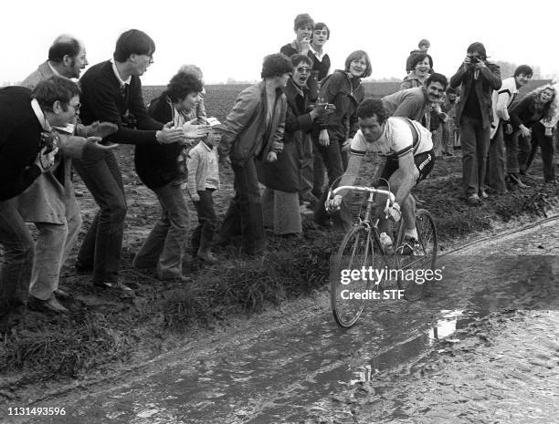 Des supporters encouragent le coureur français Bernard Hinault, le 12 avril 1981, lors de la 79e édition de la classique cycliste Paris-Roubaix....