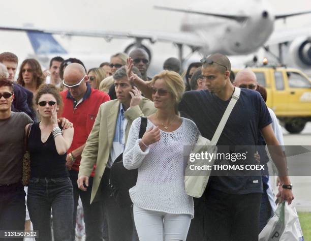 L'attaquant français David Trezeguet arrive en compagnie de sa femme Béatrice , le 03 juillet 2000 à l'aéroport parisien de Roissy, en provenance de...